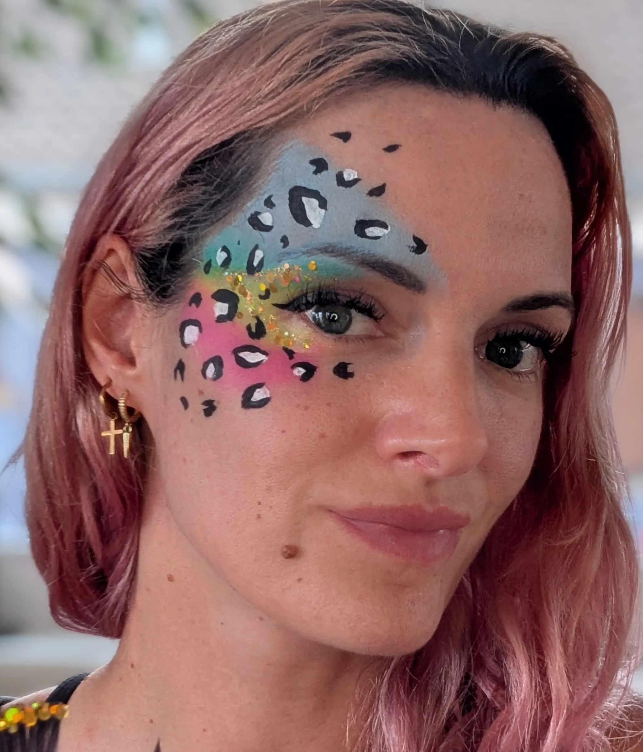 Maquillage artistique multicolore inspiré du léopard sur une adulte